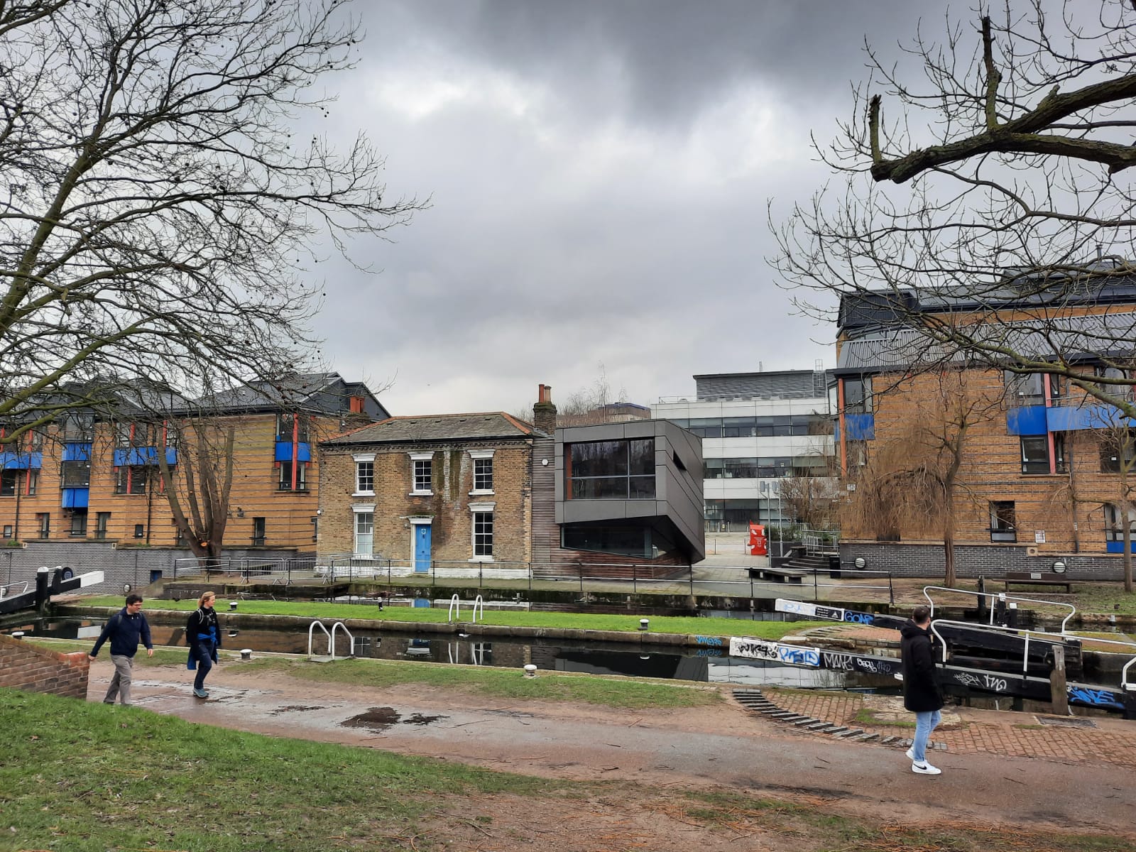 A Walk Along the Regent's Canal Bethnal Green to Limehouse Basin