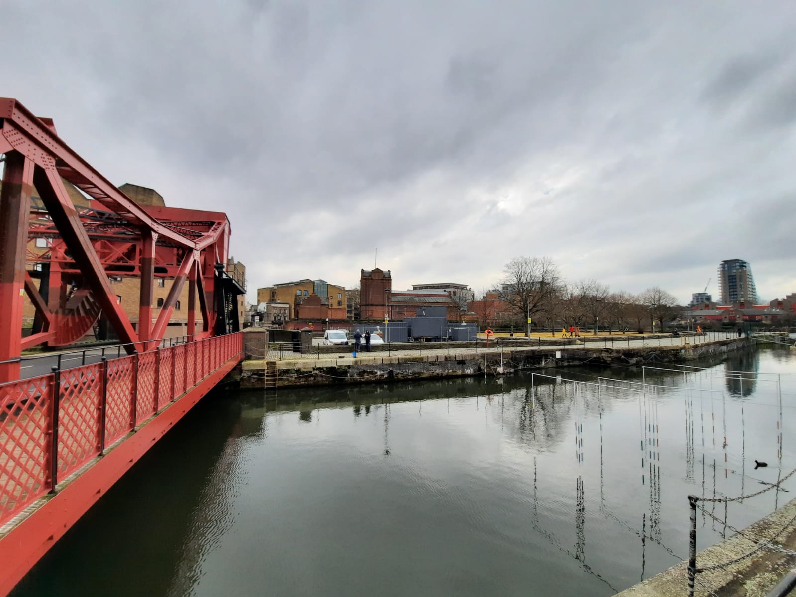 A Walk Along the Regent's Canal Bethnal Green to Limehouse Basin
